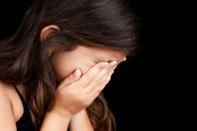 O mamă a patru copii minori ar fi abuzat sexual pe doi dintre ei și ar fi traficat în scop de exploatare sexuală pe un alt copil de-al său
